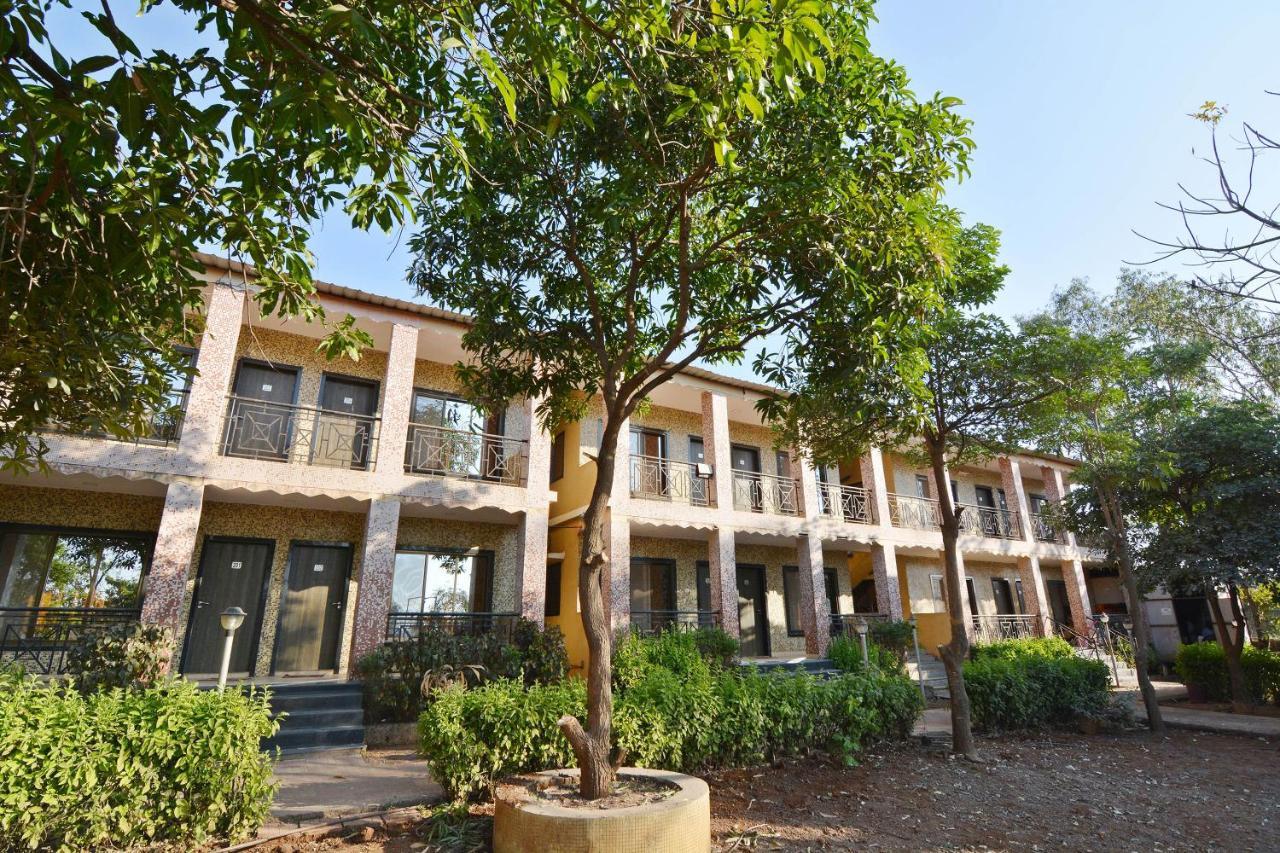 Oyo Midway Park Resort Atgaon Bagian luar foto